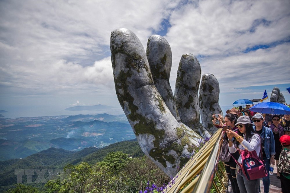 Ce pont est un nouveau produit de la zone touristique Sun World Ba Na Hills. Situé au sein du jardin Thien Thai, ce pont est considéré comme un point intermédiaire spécial pour les touristes se rendant à pied au jardin d'amour depuis le pied de la montagne ou le village français .