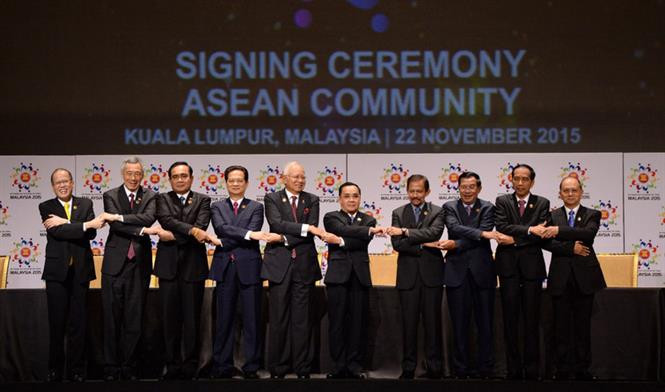 Les dirigeants de l'ASEAN lors de la signature de la Déclaration de Kuala Lumpur 2015 sur la création de la Communauté de l'ASEAN. 