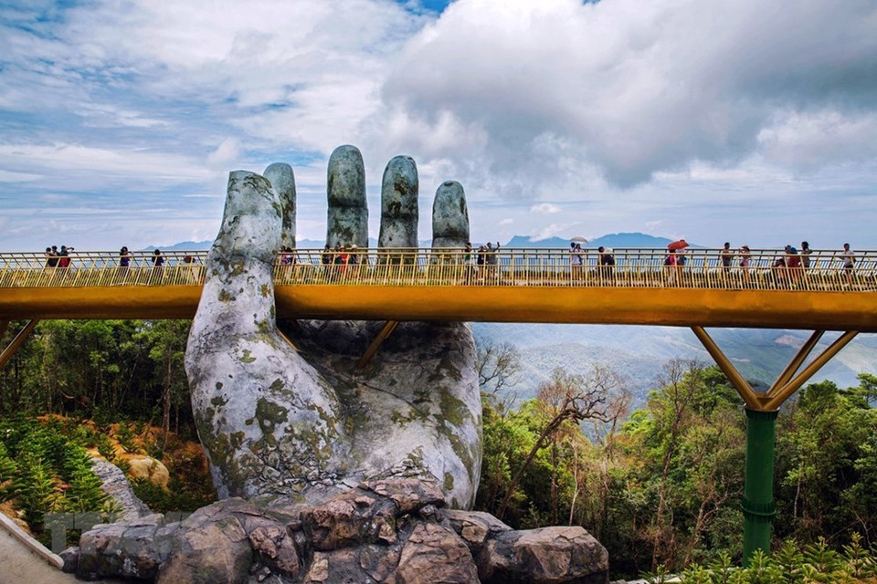 Sur ce pont, les touristes peuvent admirer un panorama magnifique.