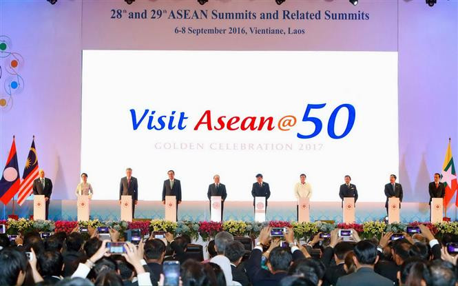 Les chefs de délégation lancent la campagne Visit ASEAN@50, le 6 septembre 2016 au 29è Sommet de l'ASEAN tenus à Vientiane, au Laos. 