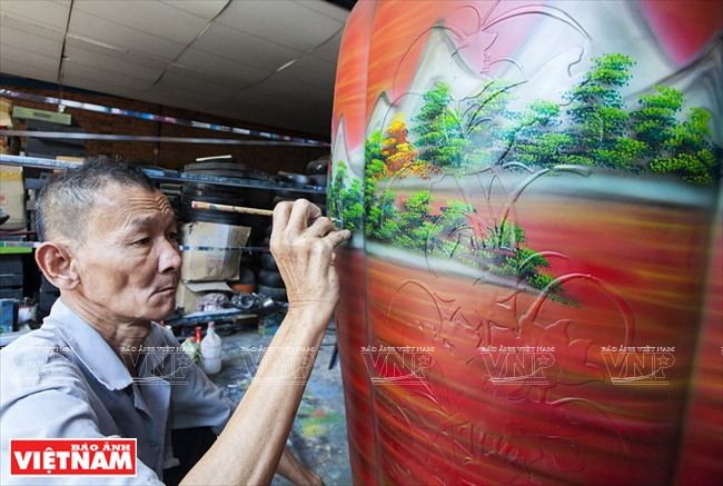 Un artisan fait un bas-relief.