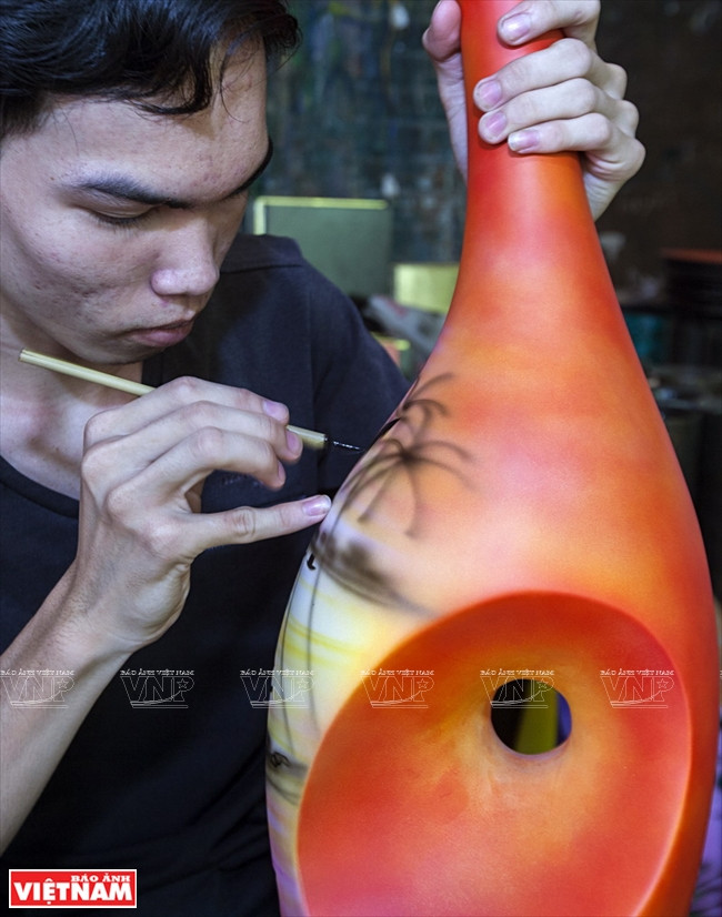 La fabrication d'un produit en laque poncée demande de​ l'expérience.