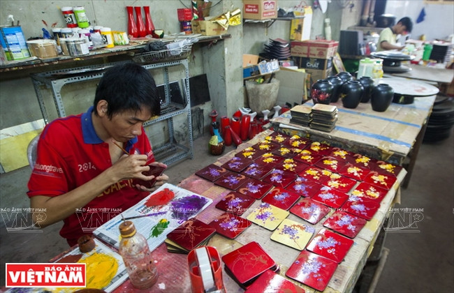 Le village de laque poncée de Tuong Binh Hiêp fait vivre une centaine d’habitants locaux.