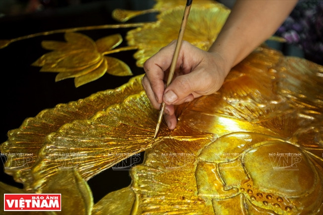 Un artisan fait un haut-relief.