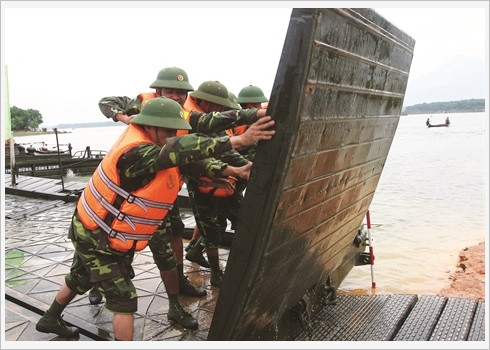 Installer un pont flottant en prévisions de futures crues.