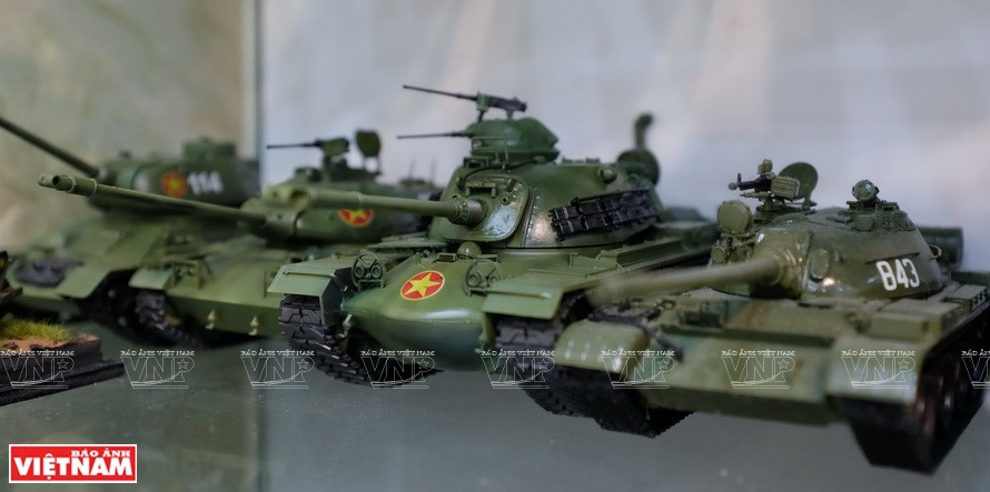 Maquettes de tanks de l’Armée populaire du Vietnam au fil des périodes. Photo : VNA