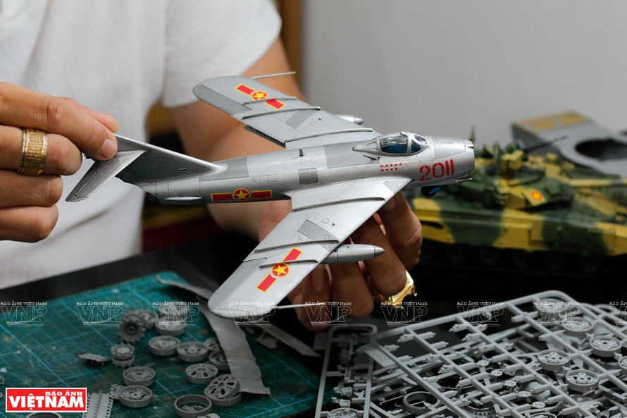 Maquette du chasseur MiG-17 de l'Armée de l'air du Vietnam. Photo : VNP