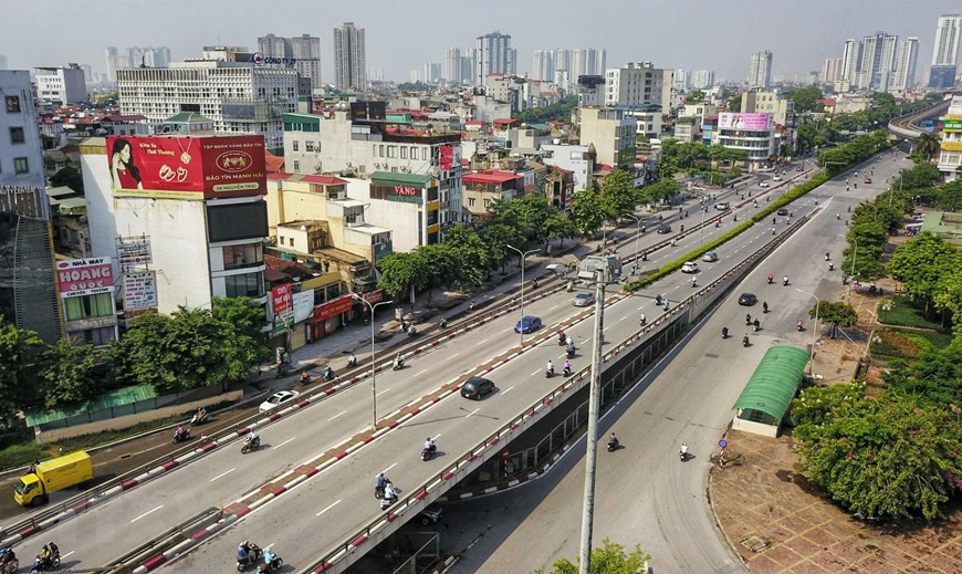 Le trafic au viaduc au carrefour Nga Tu So – Truong Chinh – Nguyên Trai est bien moins encombré que les jours précédents. Photo: VNA