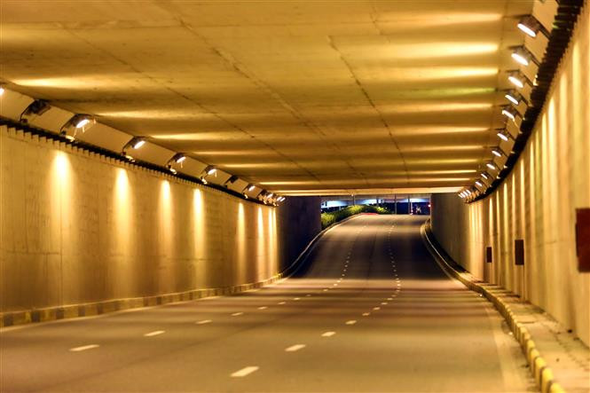 Le tunnel routier à l’intersection de Trân Duy Hung est déserté. Photo : VNA