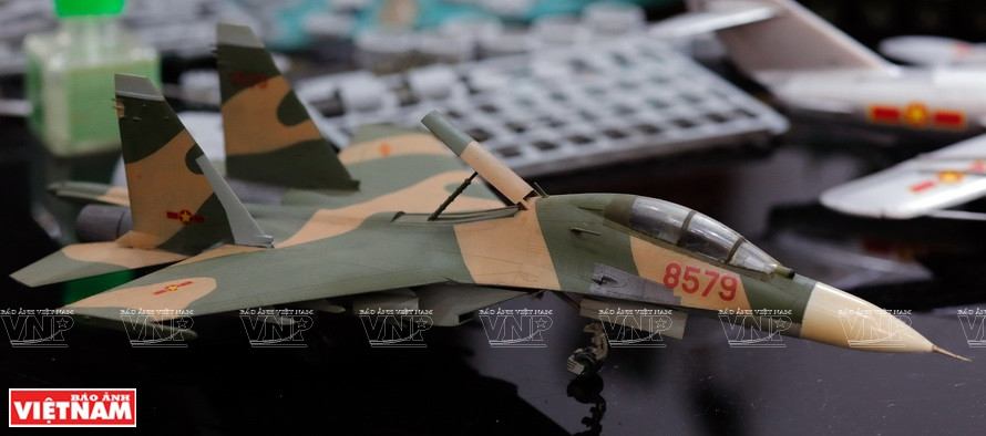 La maquette de Su 27, avion de chasse de l’Armée populaire du Vietnam. Photo : VNA