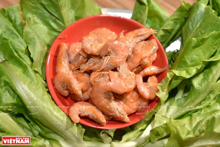 A Hanoï, les crevettes pour faire les rouleaux sont pêchées dans le lac de l'Ouest. Photo: VNP