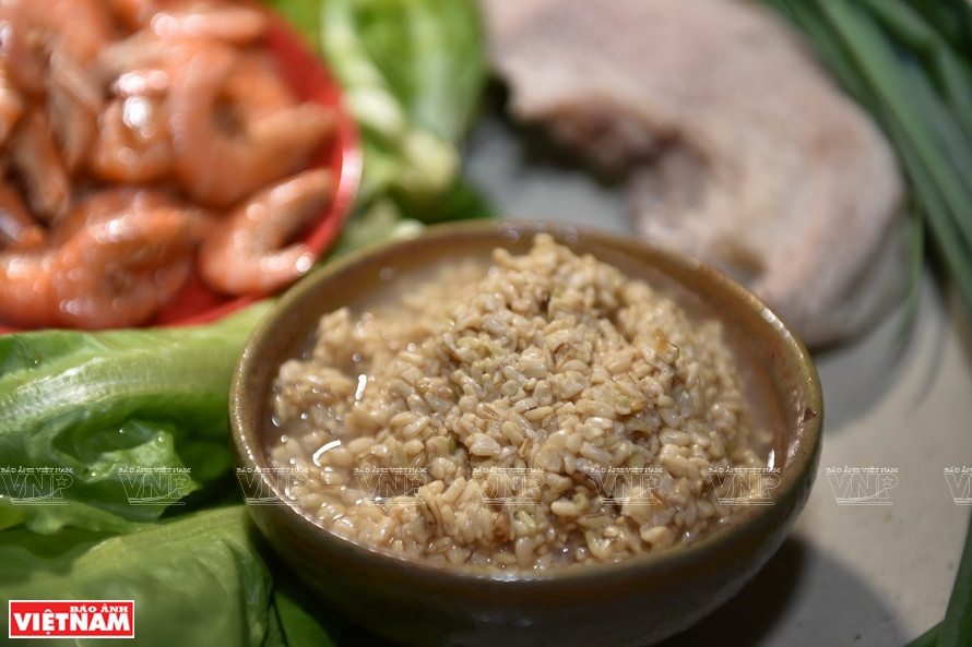 Riz gluant fermenté sauté avec du sirop de canne à sucre. Photo: VNP
