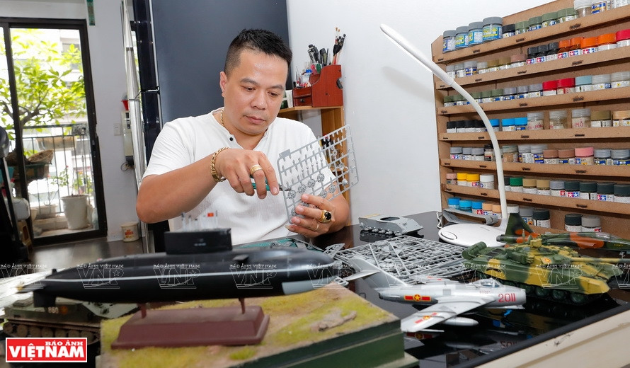 Un passionné de maquettes de matériels militaires depuis 10 ans. Photo : VNP