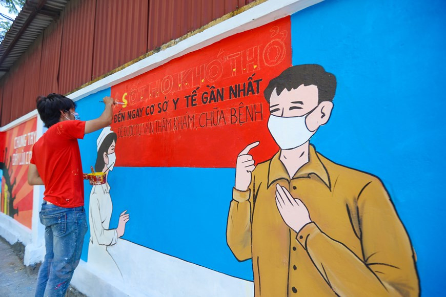 Les couleurs sont vives… et les slogans sont percutant: "Combattons ensemble la crise sanitaire", "Pour un monde sans Covid-19" ou encore "Prévenir, dépister, isoler, contenir la pandémie". Les habitants sont appelés à respecter pleinement les gestes barrières, notamment à porter en permanence le masque dans les lieux publics. Les médecins, - les héros en blouse blanche -, sont tous à l’honneur. "La force du Vietnam" est inspirée des belles images du peuple vietnamien pendant une période très difficile, celle de l'épidémie de Covid-19. "La force du Vietnam" (en vietnamien : Sức mạnh Việt Nam) ont ému des millions des Vietnamiens. - VietnamPlus