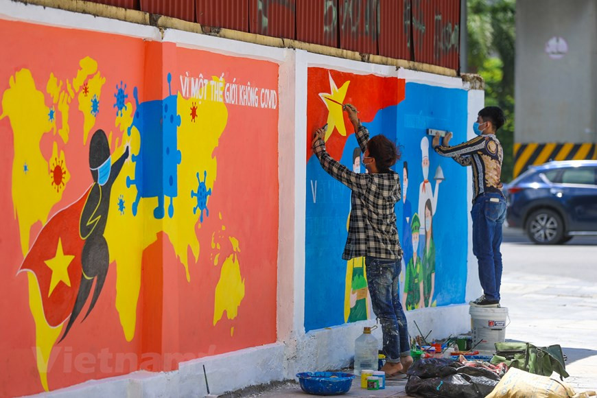 Dans le contexte où tout le pays redouble d’efforts pour lutter contre l’épidémie de Covid-19, ces œuvres artistiques deviennent un moyen de propagande et d'encouragement efficace à la lutte contre la pandémie. Le secrétaire du Comité municipal du Parti, Dinh Tiên Dung, a demandé aux habitants locaux de ne pas être subjectifs mais aussi de ne pas s'inquiéter trop car Hanoï contrôle toujours bien la situation épidémique. La ville a décidé de passer au plus haut niveau d’alerte au coronavirus. À partir de 12h00 le 25 mai, les restaurants, les établissements de restauration sur place et les salons de coiffure ont temporairement été fermés. Les activités de loisirs, d'exercice physique et de rassemblement dans les lieux publics comme jardins, parcs... sont interdites. Photo : VietnamPlus