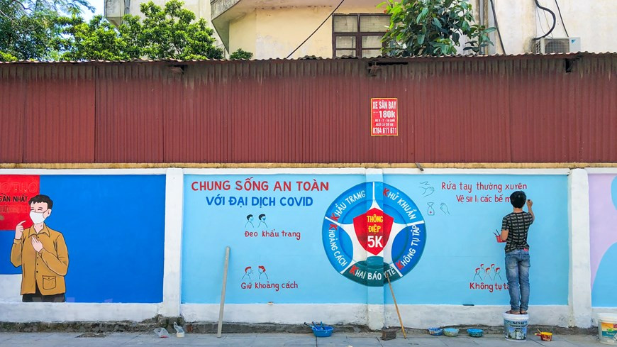 Le jeune artiste a indiqué qu'il avait choisi le thème de lutte contre le Covid-19 dans l'espoir que les gens comprendraient mieux et partageraient avec le travail acharné des médecins et des infirmières. Au Vietnam, des milliers de médecins et de personnels médicaux travaillent jours et nuits pour enrayer l’épidémie de Covid-19. Courageux et dévoués, ils surmontent leur peur de la contamination et sont en première ligne dans cette bataille contre le virus mortel. Oubliant les dangers et les risques de contamination, les forces fonctionnelles, les agents de santé, les médecins... travaillent sans relâche pour détecter, isoler les cas suspects et traiter les patients du Covid-19. Photo : VietnamPlus