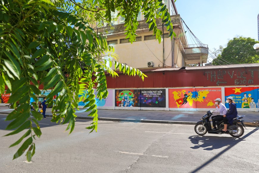 Des milliers d’autres initiatives ont vu le jour à travers le pays, comme des ventes aux enchères de peintures, des performances culturelles et artistiques gratuites, ce prouvant la générosité et la solidarité du peuple en cette période de crise. La crise sanitaire de COVID-19 a en quelque sorte ravivé la flamme de la bienveillance d’un peuple qui sait s’unir quand c’est nécessaire. Dans les moments difficiles, l’esprit de solidarité et d’entraide de la nation s’illumine, chacun étant prêt à partager un repas ou un vêtement pour surmonter les difficultés et les tribulations du moment. À cette solidarité traditionnelle s’ajoute les contributions financières de grandes entreprises qui jouent aujourd’hui un rôle essentiel dans le financement de la production du vaccin. Photo : VietnamPlus