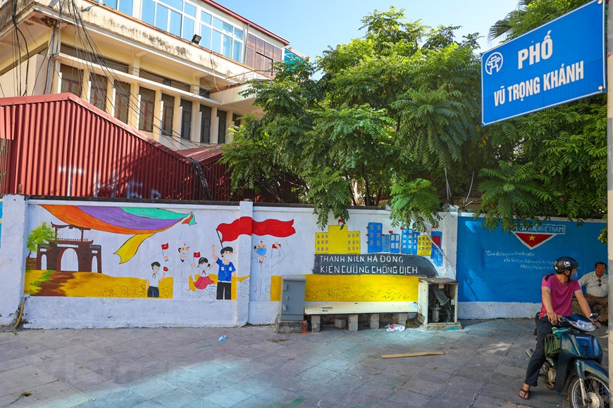 La route des peintures murales anti-Covid-19 a été terminée. La route mesure près de 100 m de long avec 10 peintures murales. Des fresques visant à propager la prévention de l'épidémie de Covid-19 ont été réalisées par les peintres dans le contexte où la Permanence du Comité du Parti de Hanoï a ordonné de renforcer les mesures de prévention et de contrôle de l'épidémie. Hanoï fait tout son possible pour contrôler la situation épidémique, en se concentrant sur l'isolement des zones où sont découverts les cas d’infection, en protégeant les gens et en empêchant l'épidémie de pénétrer dans des lieux sûrs, a affirmé le secrétaire du Comité municipal du Parti, Dinh Tiên Dung. Photo : VietnamPlus