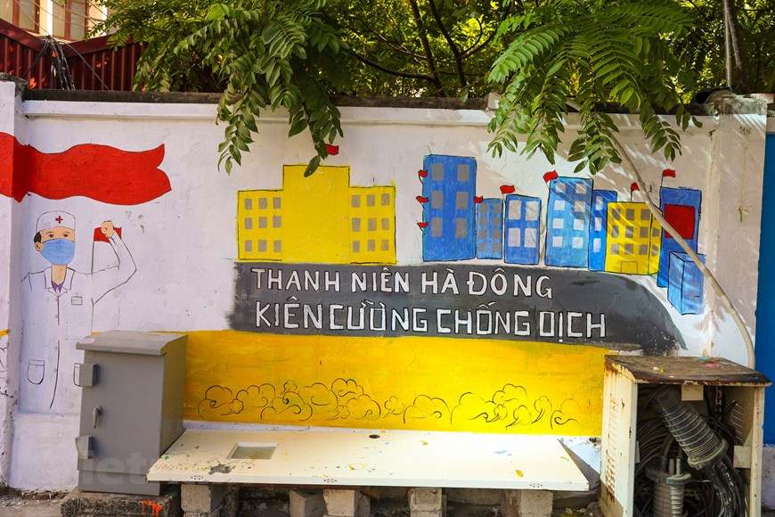 Les jeunes de l’arrondissement de Ha Dông s’engagent dans la prévention et la lutte contre le Covid-19. Les contributions des jeunes aux mouvements communs, notamment dans la lutte contre l’épidémie de Covid-19 sont très importantes. Mobiliser activement la participation des jeunes aux activités de prévention et de lutte contre l’épidémie est nécessaire. Des jeunes volontaires se joignent aux autorités locales pour déployer des activités telles que propagande sur la prévention et la lutte contre l'épidémie, octroi gratuit de masques de protection et des gels hydroalcooliques dans les marchés, collecte de déchets, assainissement des rues et quartiers. Photo : VietnamPlus