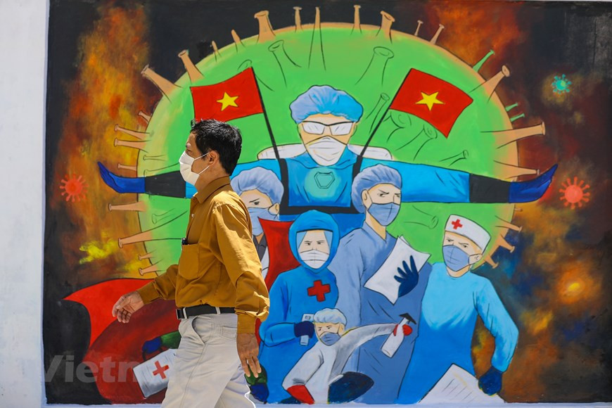 Le Vietnam est actif et responsable dans la prévention et le contrôle de l’épidémie. Selon des experts, face au développement complexe de l'épidémie de Covid-19, le Vietnam a mis en œuvre une série de mesures rigoureuses et efficaces pour prévenir et contrôler l'épidémie, tout en encourageant les gens à suivre le message anti-épidémique 5K - Khâu trang (Masque), Khu khuân (Désinfection), Khoang cach (Distance), Không tu tâp (Sans rassemblement) et Khai bao y tê (Déclaration de l’état de santé) - dans la nouvelle normalité. "Il est temps pour nous d’apprendre à coexister en toute sécurité avec la pandémie de Covid-19 pour réaliser le double objectif de développement économique et de lutte contre le coronavirus. Suivre strictement le message 5K est un "bouclier d’acier" contre la pandémie de Covid-19. Photo : VietnamPlus