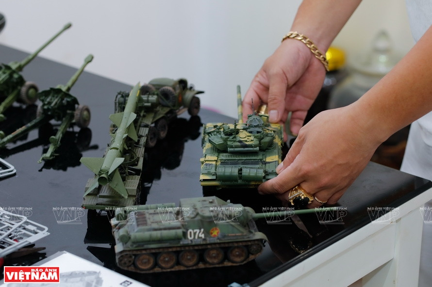 Maquette des T-90, chars de combat. Photo : VNA