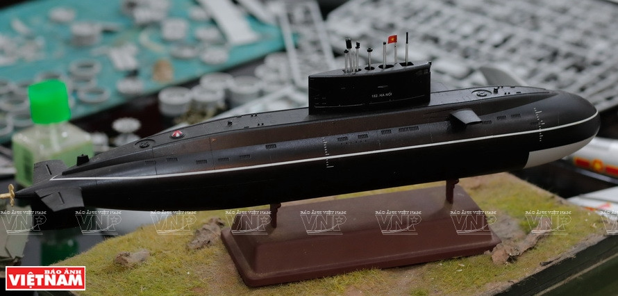 La maquette de sous-marin de classe Kilo de la Marine populaire du Vietnam. Photo : VNA