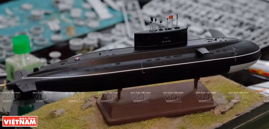La maquette de sous-marin de classe Kilo de la Marine populaire du Vietnam. Photo : VNA