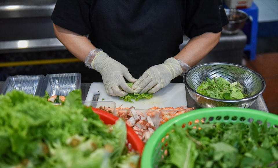 Il faut d’abord faire bouillir la viande puis la couper en petits morceaux. Les crevettes bien fraîches sont sautées avec un peu de sel et les grains du riz gluant avec du sirop de canne à sucre. Photo: VNP