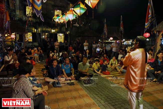 Des touristes captivés par les airs lyriques du bai choi inspirés des chants alternés de Quang Nam.