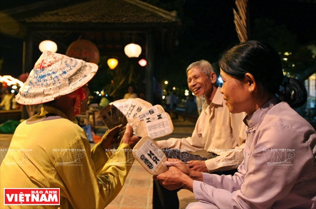 Des touristes sont initiés aux règles du bai choi. 