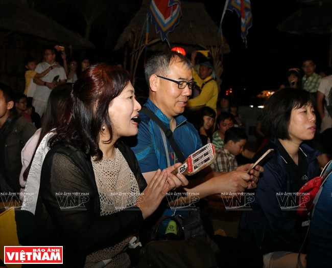 Deux touristes sud-coréens séduits par les airs improvisés de bai choi. . 