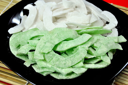 Le « Mứt dừa cốm » est de la noix de coco confite à l’arôme et à la couleur du jeune riz gluant.