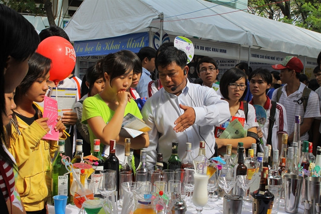 Echange sur la préparation de boissons à l'Ecole de formation professionnelle du tourisme de Saigon.