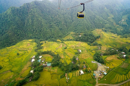 Depuis la cabine, les touristes réalisent leurs plus beaux clichés. 