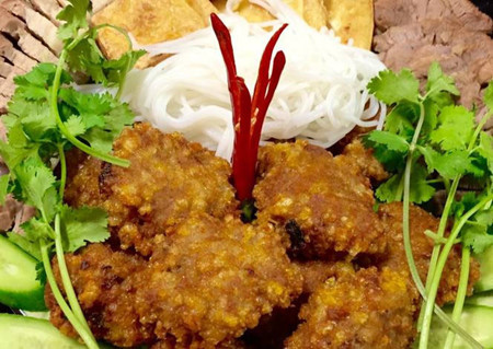 Le « Chả cốm » est un mélange bien assaisonné de jeune riz gluant, de viande de porc hachée et de farine de tapioca.