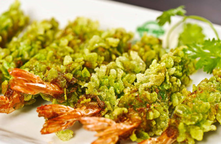 Les “Tôm chiên cốm » sont des beignets de crevettes au jeune riz gluant. 