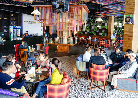 En descendant, les touristes peuvent savourer un thé à la cannelle, une spécialité locale.