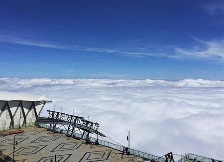 Et devant, toute une mer de nuage ! Un petit avant-goût du paradis.
