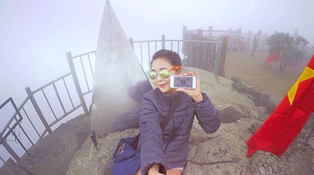 Après 15 minutes en cabine, on arrive au sommet du Fansipan, le toit de l’Indochine qui culmine à 3143m. Pour cette touriste sud-coréenne, c'est la joie de la conquête ! 