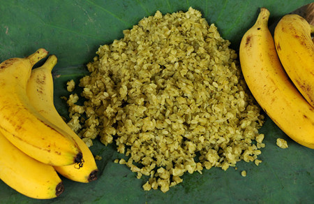 Le jeune riz gluant pilé est le compagnon idéal des bananes “trứng cuốc” caractérisées par des points bruns foncés sur la peau jaune du fruit mûr.