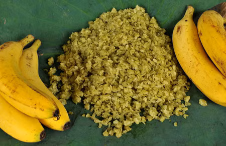 Le jeune riz gluant pilé est le compagnon idéal des bananes “trứng cuốc” caractérisées par des points bruns foncés sur la peau jaune du fruit mûr.