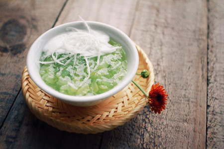 Le « Chè cốm » est une sorte de confiture de jeune riz gluant, mélangée avec de la farine de tapioca et du saccharose.