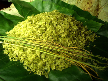 Thạch Lam, célèbre écrivain du début du 20ème siècle, appelait cette spécialité culinaire “cadeau du jeune riz”. En effet, chaque grain souple et parfumé est comme un condensé des essences de l’univers mêlées au parfum unique de la feuille de lotus.