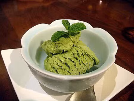 Le « Kem cốm » est la glace au parfum pastoral du jeune riz gluant.