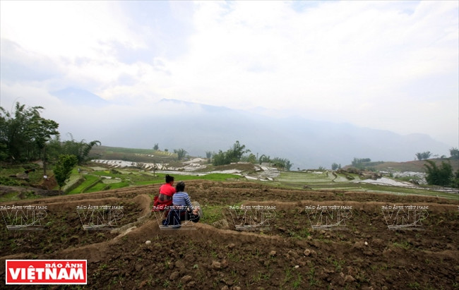Femmes de l’ethnie Mông préparant de l’eau au service de la nouvelle saison de culture.