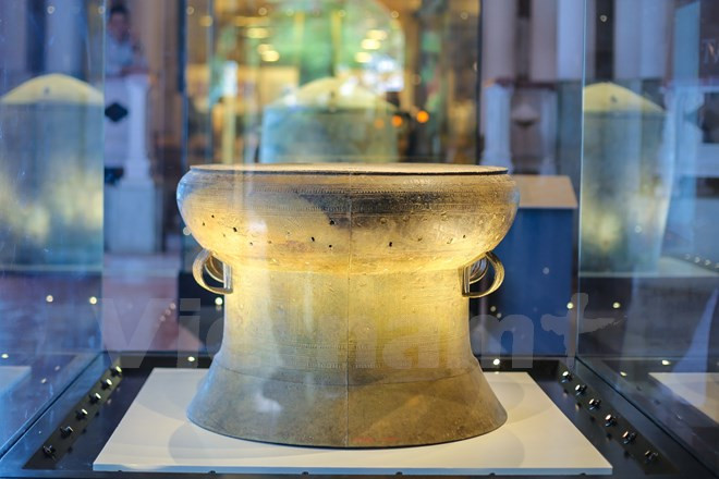 Le tambour de bronze de Ngoc Lu . 