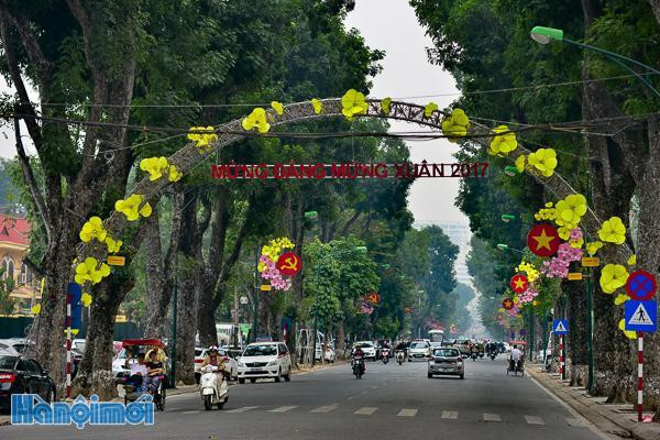 Les rues de la ville de Hanoi sont magniquement décorées au seuil du Nouvel An lunaire.
