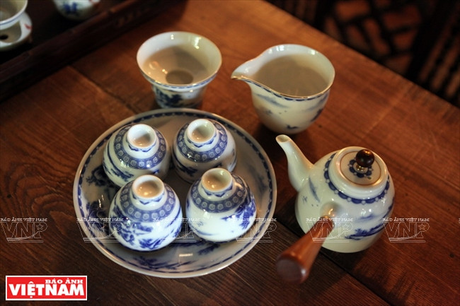 Les petites et grandes tasses d’un service à thé.