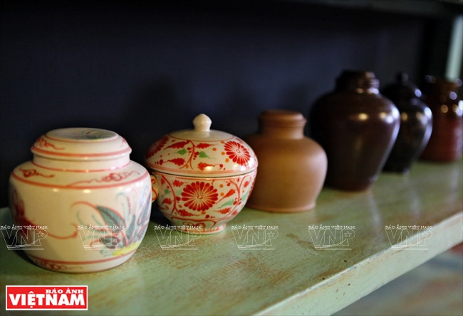 Récipients contenant l’eau pour préparer le thé.