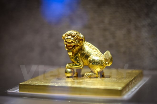 Le seceau d’or “ Đại Việt Quốc Nguyễn Chúa vĩnh trấn chi bảo”. 